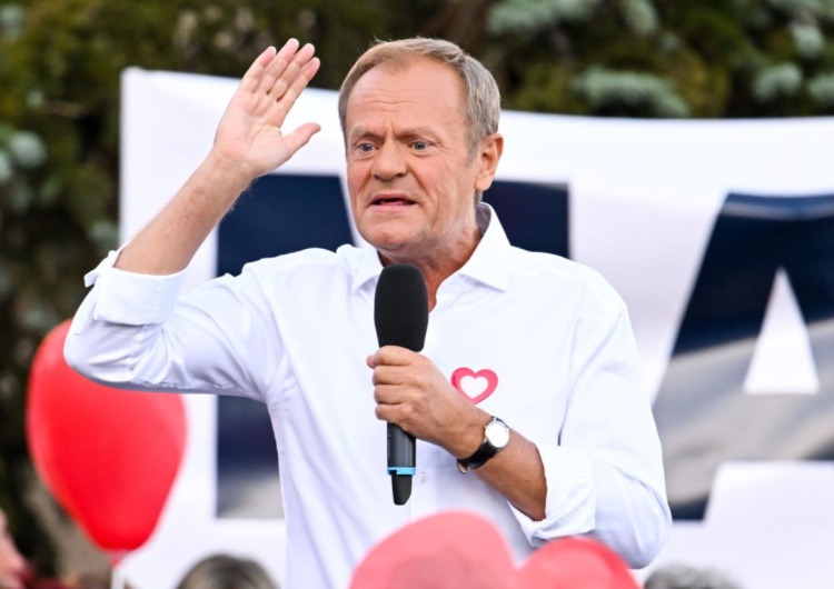 Donald Tusk w Skarżysku-Kamiennej „Może chociaż aferunia, Jareczku?”. Tusk odpowiada Kaczyńskiemu