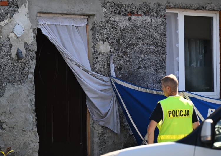 16.09.2023. Miejsce, w którym odkryto ciała trzech noworodków w piwnicy domu w Czernikach Makabra w Czernikach. Jest decyzja sądu ws. 54-latka i jego 20-letniej córki