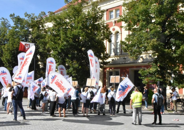  Pikieta Solidarności w Oławie. „Burmistrz na MOPS pieniędzy żałuje, więcej niech nie kandyduje”