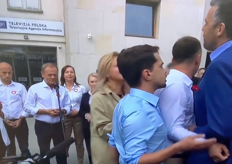 Konferencja Donalda Tuska przed siedzibą TVP [WIDEO] Tusk kontra Rachoń: Awantura na konferencji szefa PO. Wezwano policję
