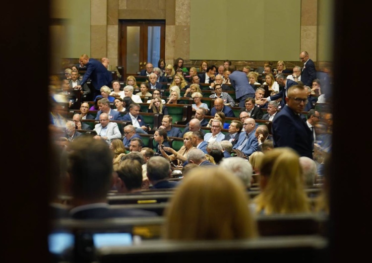 Obrady Sejmu RP [najnowszy sondaż] PiS na czele, daleko w tyle KO. Tak by wyglądał podział mandatów w Sejmie