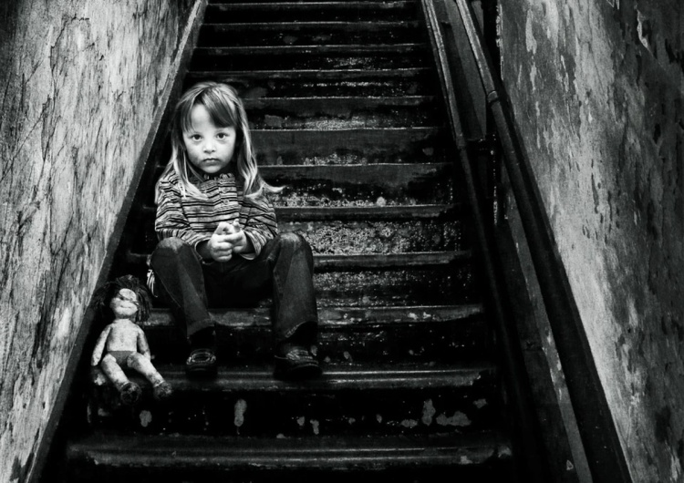 Smutna dziewczynka. Ilustracja poglądowa [Reportaż] Bite, poddawane upokarzającym zabiegom niemieckie dzieci. Powojenne kariery nazistowskich psychiatrów dziecięcych