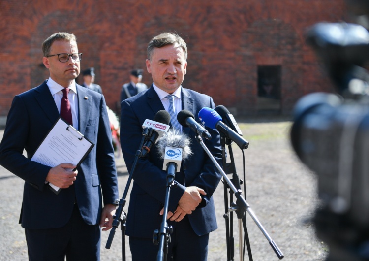 Zbigniew Ziobro Chłopiec spłaca dług mieszkaniowy matki. Jest reakcja ministra sprawiedliwości