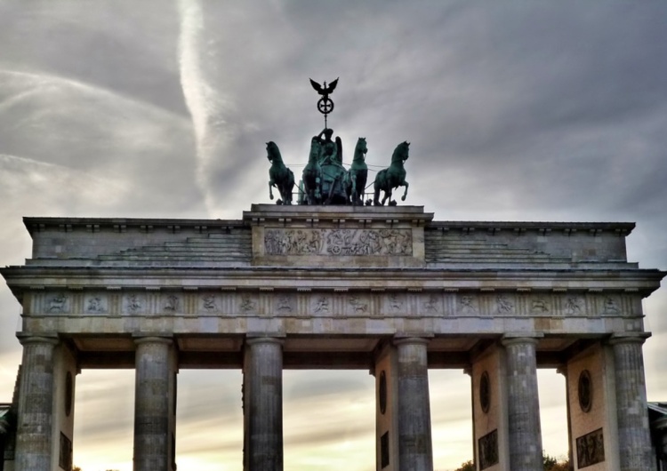 Brama Brandenburska, Berlin The Telegraph: Aroganckie Niemcy nie są w stanie się uratować. Polska gospodarka z łatwością je pokonuje