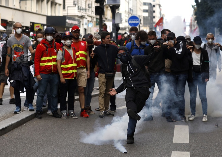 protesty we Francji Protesty we Francji. Ranni policjanci
