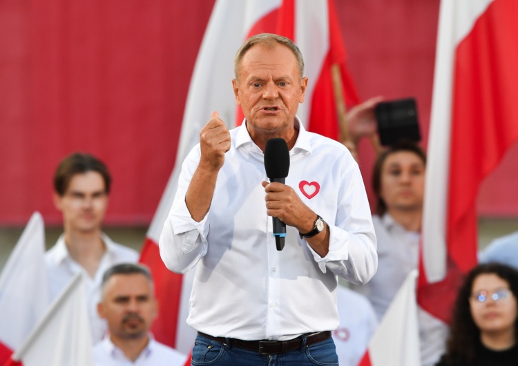 Donald Tusk Tusk stanął „murem za polskim mundurem”