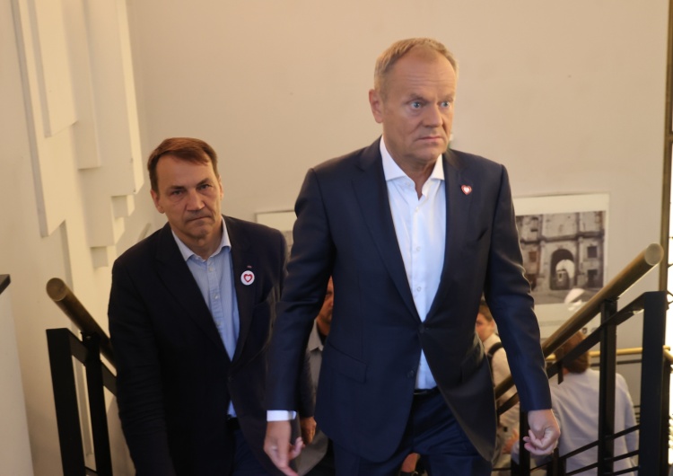 Donald Tusk Ekspert: „Urzędnicy UE chcieli zwycięstwa konkretnego polskiego polityka – Donalda Tuska – ale teraz są przygnębieni”