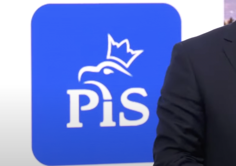 PiS „Tak wygląda kampania nienawiści”. Szokujące napisy na banerze posła PiS
