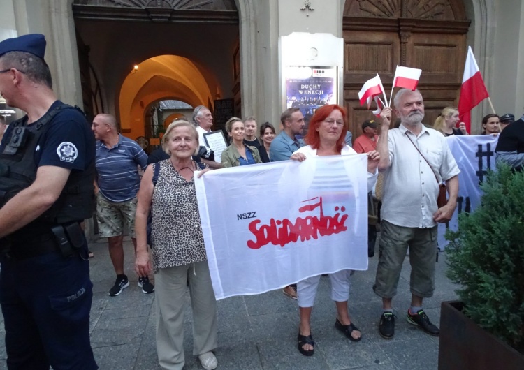 Protest w Krakowie W Krakowie KZ NSZZ „S” przy Zarządzie Regionu protestowała przed kinem w obronie służb mundurowych