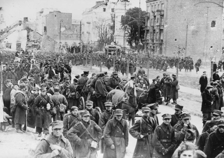 Wymarsz polskich żołnierzy z miasta do niewoli, 30 września 1939 84 lata temu po bohaterskiej obronie skapitulowała Warszawa