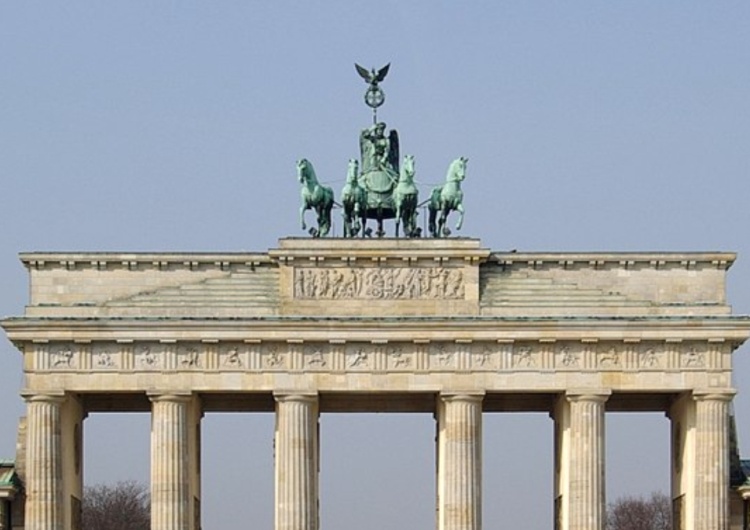 Brama Brandenburska Aktywiści klimatyczni zniszczyli elewację Bramy Brandenburskiej w Berlinie