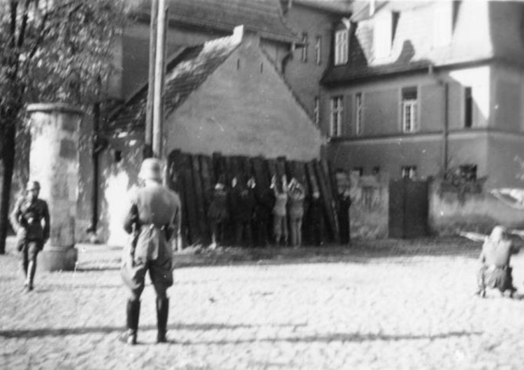 Niemiecka zbrodnia. Egzekucja Polaków w Kórkniku w pażdzierniku 1939 Ostrołęka, Sochaczew i Leszno chcą reparacji od Niemiec