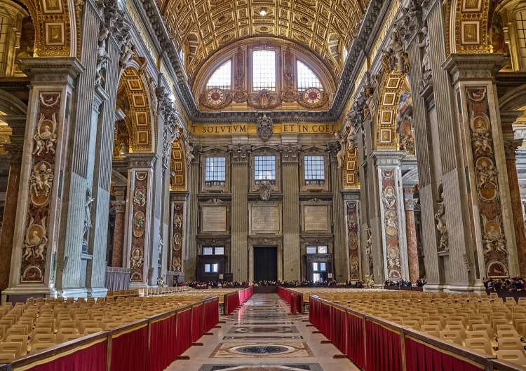 Wnętrze bazyliki św. Piotra Jutro w Watykanie kreacja 21. nowych kardynałów. Oto kim są nominaci