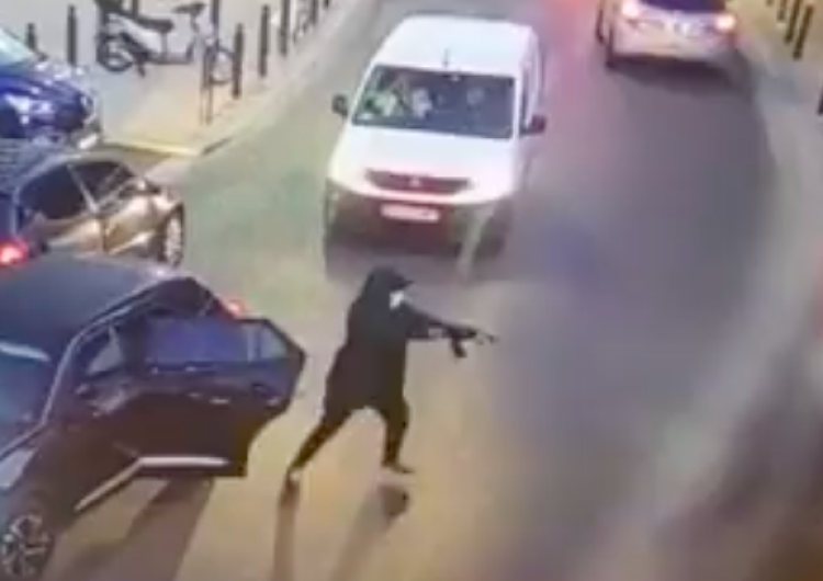 Czwartkowa strzelanina w Marsylii Strzelanina z użyciem kałasznikowów we Francji. Policja przyznaje, że nie radzi sobie z wojnami gangów