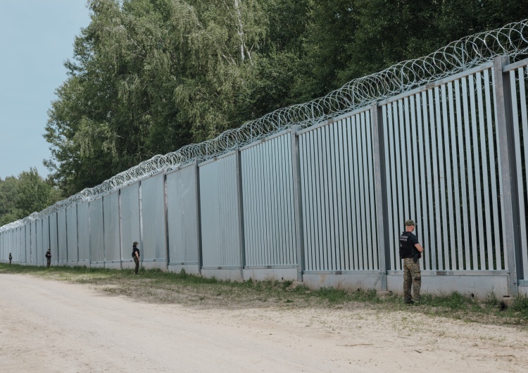 Zapora na granicy polsko-białoruskiej  Polska zapora na granicy przeszkadza? Duńczycy proponują żeby biegła wokół całej UE