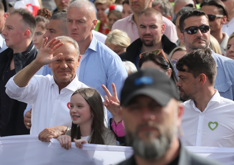 Donald Tusk na Marszu Miliona Serc 100 tys. demonstrantów na Marszu Miliona Serc? Policja zabiera głos