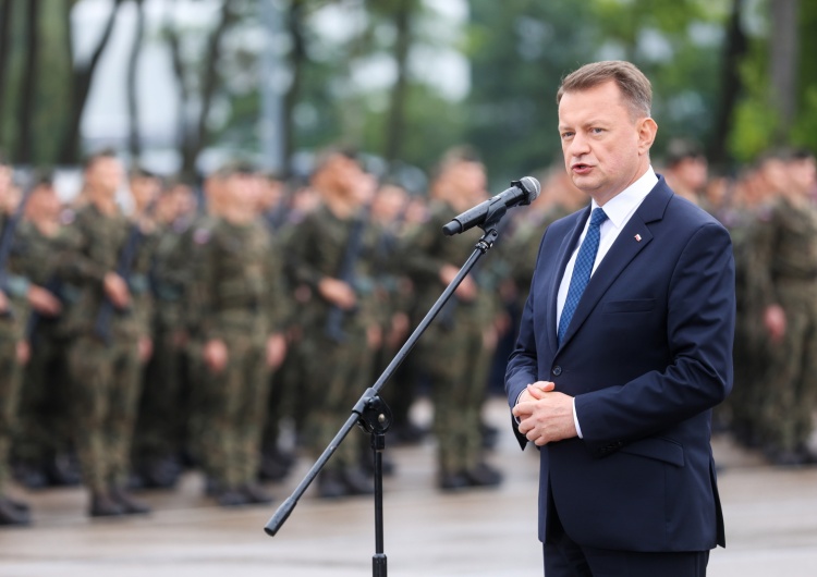 Mariusz Błaszczak Szef MON o pakcie migracyjnym: to próba samobójcza
