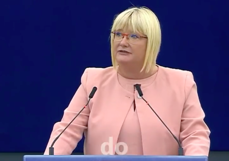 Kinga Gal Węgierska europoseł oburzona: To jest nie do przyjęcia, to próba wpłynięcia na wybory w Polsce