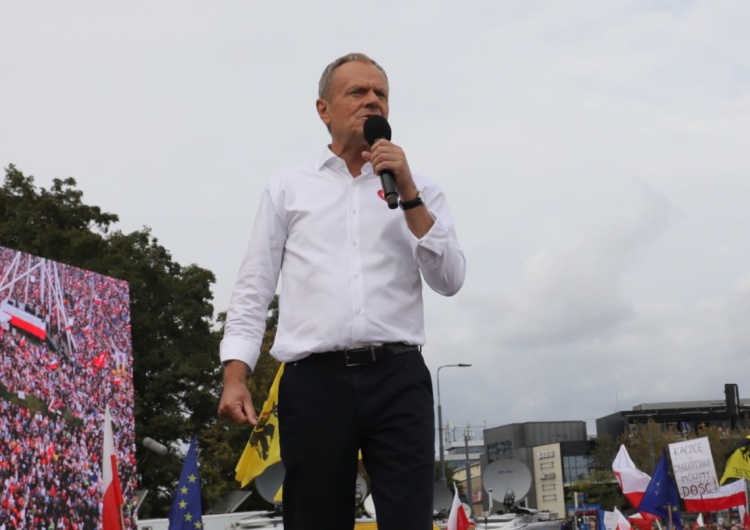 Donald Tusk Morawiecki: Donald Tusk jest politycznym mężem Angeli Merkel