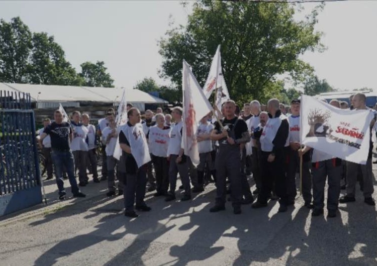 Pikieta przed ALTRAD Mostostal w Siedlcach „Szybka rozgrywka”. Pracownicy ALTRAD Mostostal w Siedlcach wywalczyli podwyżki