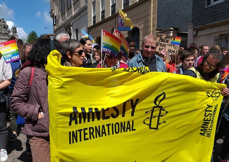 Amnesty International Amnesty International otwarcie miesza się do polskiego referendum