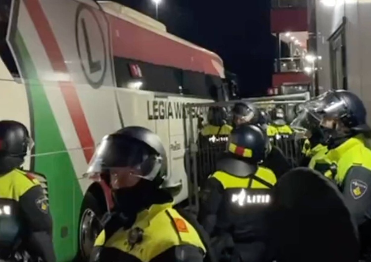 Piłkarze Legii wyprowadzeni w kajdankach po meczu z holenderskim AZ Alkmaar! Jest reakcja premiera