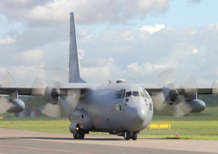 Polski Hercules C-130 E „Piękny pokaz polskiego hard i soft power. Komentatorzy są zachwyceni”