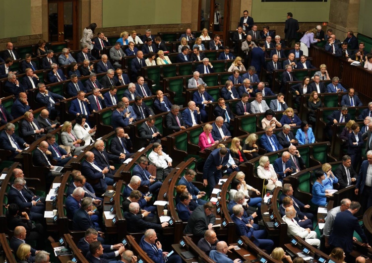 Obrady Sejmu RP [najnowszy sondaż] PiS mocno w górę, duży spadek KO. Fatalne wieści dla Trzeciej Drogi