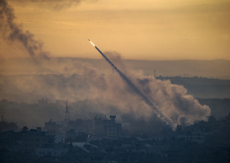 Rakieta wystrzelona z przybrzeżnej Strefy Gazy w kierunku Izraela Ukraińcy: Rosja przekazała Hamasowi zachodnią broń zdobytą na Ukrainie