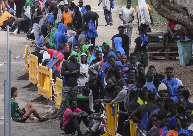 Migranci z Lampedusy Europoseł opozycji za tzw. paktem migracyjnym, który ma zmusić Polskę do przyjmowania nielegalnych imigrantów