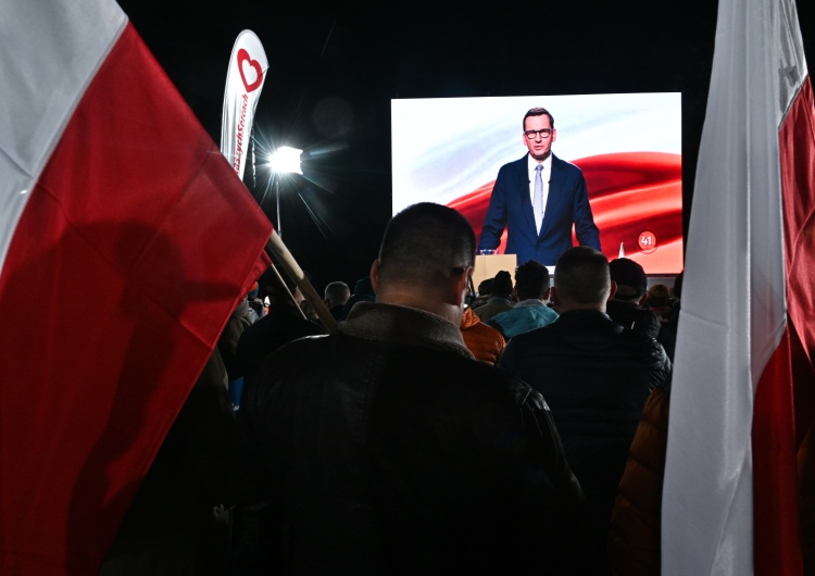 Premier Morawiecki podczas debaty TVP Debata w TVP. Premier: Polityka społeczna za rządów PO – PSL to było „mniej niż zero”