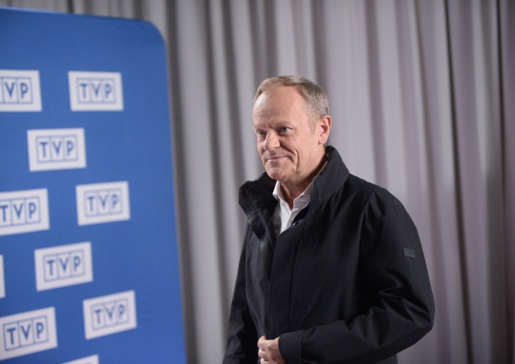 Donald Tusk Debata w TVP. Element garderoby Tuska przykuł uwagę widzów. „Duży błąd”