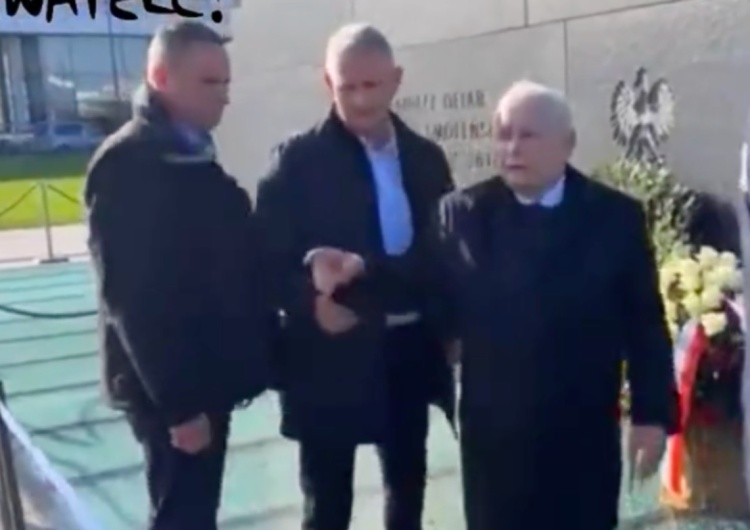 Jarosław Kaczyński przed pomnikiem smoleńskim Skandaliczny wieniec przed pomnikiem smoleńskim. Prezes PiS nie wytrzymał