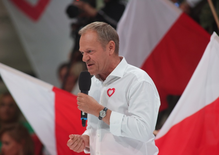 Donald Tusk Donald Tusk pośród polskich flag: