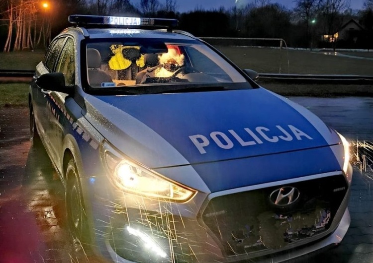 St. asp. Leszek Jacznik w radiowozie Policjant związkowiec odnowił potrzebującym dom