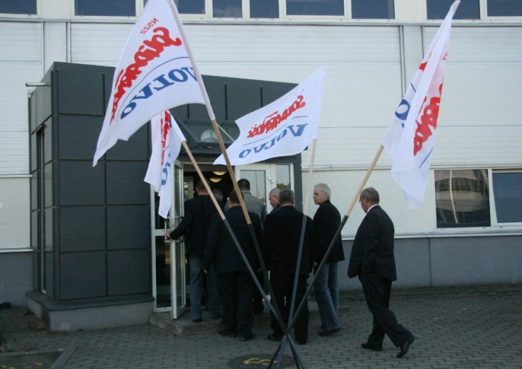 Flagi MOZ NSZZ „Solidarność” Pracowników Volvo Polska sp. z o.o.  Porozumienie w Volvo. Dodatkowe pieniądze dla pracowników w wieku przedemerytalnym