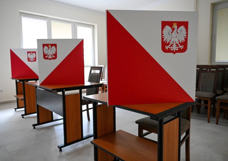 Lokal wyborczy Wybory 2023: Spadki największych, dobre wieści dla Trzeciej Drogi. Zobacz najnowszy sondaż