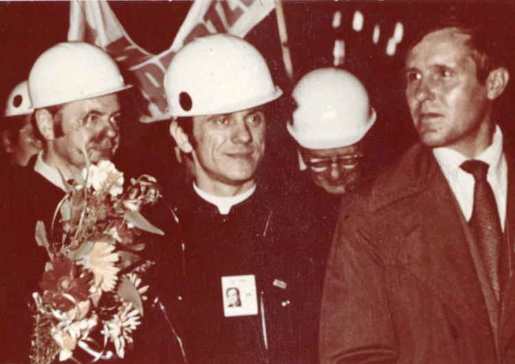 Ks. Jerzy Popiełuszko z robotnikami w Stoczni Gdańskiej Obchody 39. rocznicy porwania i męczeńskiej śmierci księdza Jerzego Popiełuszki