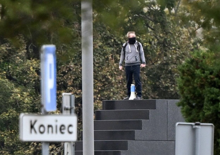 Mężczyzna na Pomniku Smoleńskim Policja: Trwają negocjacje z mężczyzną, który wszedł na Pomnik Smoleński