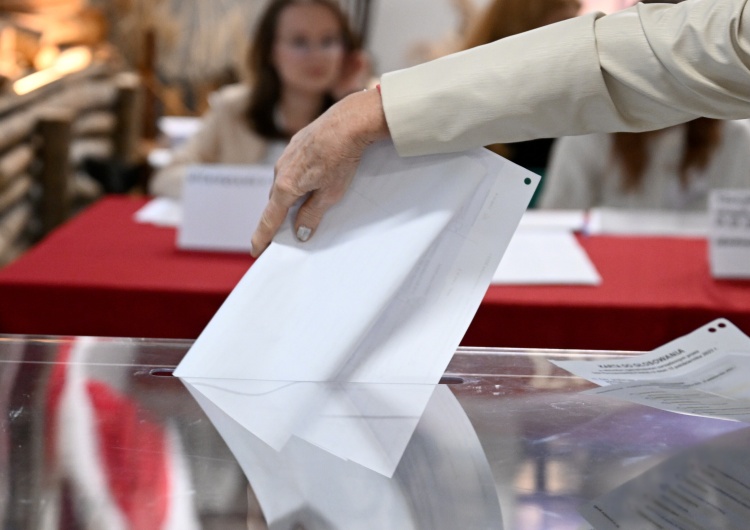Wybory 2023 PKW: wybory przebiegają spokojnie bez znaczących problemów i incydentów