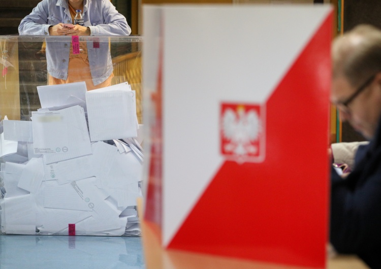 Wybory parlamentarne i referendum w Polsce PKW: Są oficjalne wyniki i frekwencja referendum na podstawie danych z 29,84% obwodów