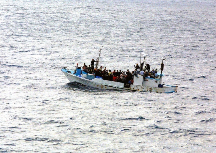 Łodka z imigrantami - zdjęcie poglądowe  Premier Szwecji: „Zatrzymajcie niekontrolowaną migrację, bo skończycie jak my”