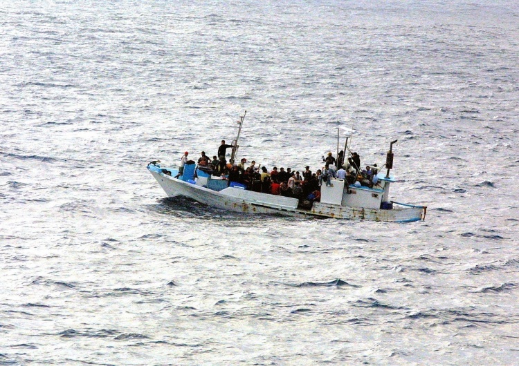 Łodka z imigrantami - zdjęcie poglądowe Premier Szwecji: „Zatrzymajcie niekontrolowaną migrację, bo skończycie jak my”