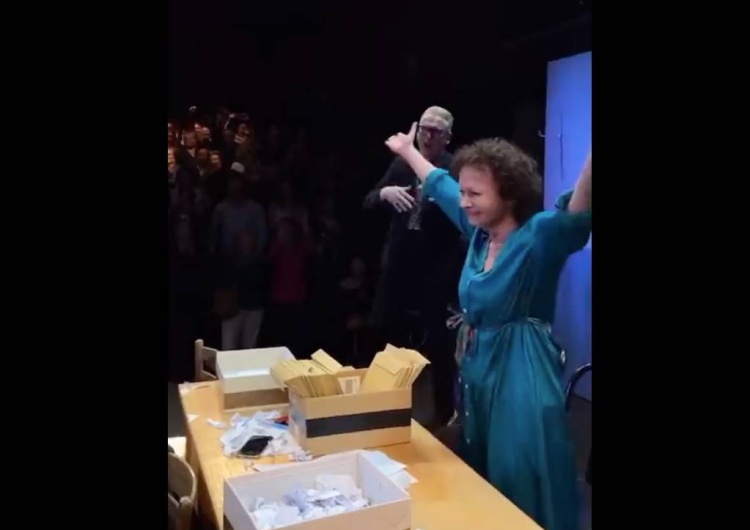 Joanna Szczepkowska  Joanna Szczepkowska ogłosiła „koniec PiS”, a Seweryn i Szczygieł zatańczyli [WIDEO]