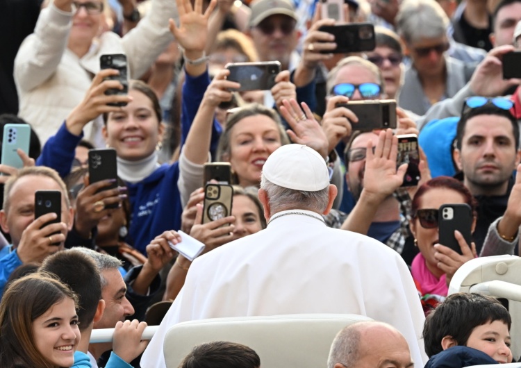 Papież Franciszek Franciszek zaprasza osoby różnych wyznań do dnia modlitwy, postu i pokuty w intencji pokoju. Podano datę wydarzenia