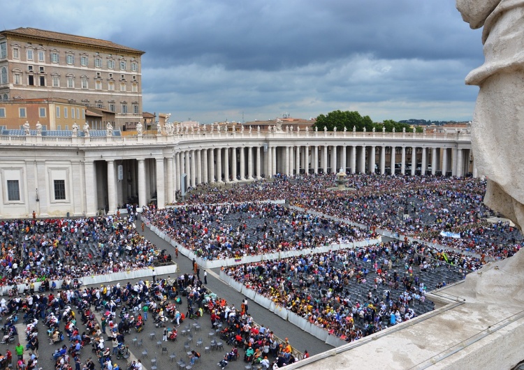 Wierni na Placu św. Piotra Liczba katolików rośnie, a księży ubywa
