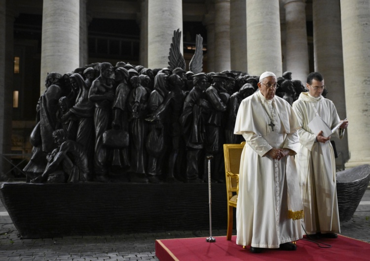 Papież Franciszek Papież: Prośmy Pana o łaskę uczynienia nas bliźnimi wszystkich migrantów i uchodźców 