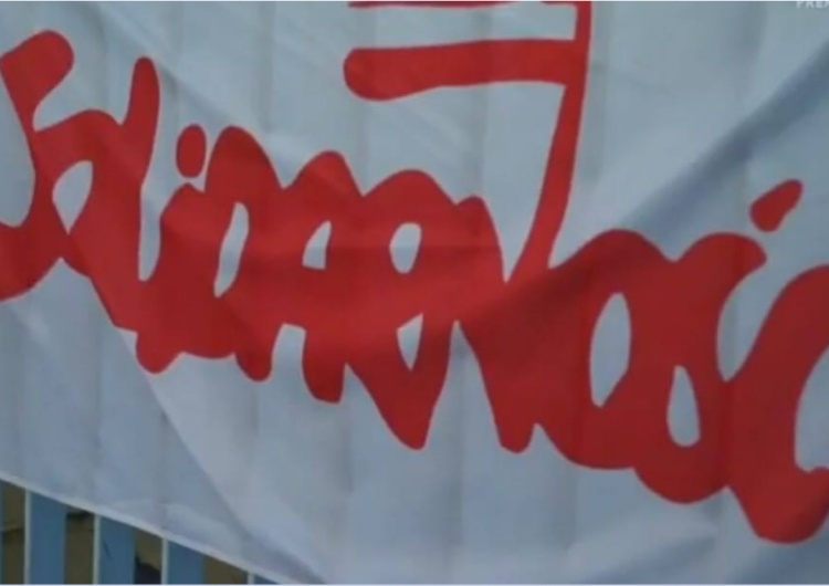 Flaga Solidarności - zdjęcie poglądowe Spór zbiorowy w  Zakładach Wapienniczych Lhoist w Tarnowie Opolskim. Na razie nie ma przełomu