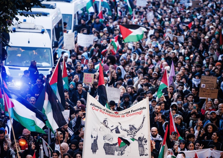 28 października 2023 r. Berlin. Demonstracja przeciwko konfliktowi w Strefie Gazy Rada Gospodarcza CDU żąda natychmiastowego wydalenia z Niemiec wszystkich imigrantów, którzy nie chcą pracować ani się integrować