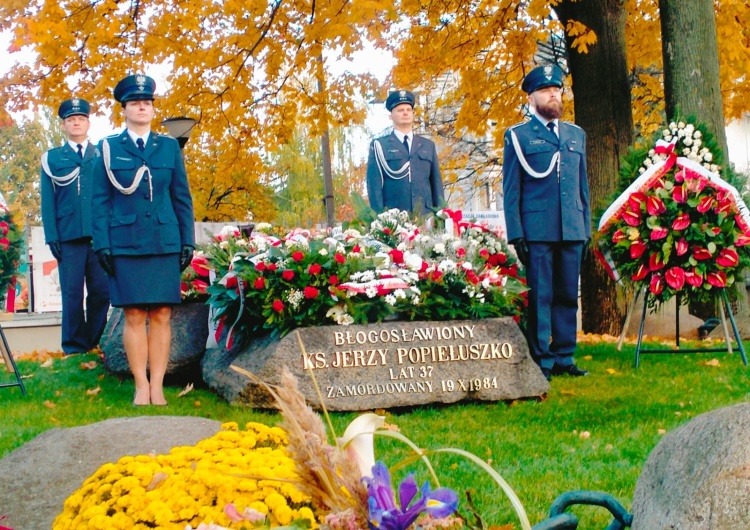 Warta funkcjonariuszy służb mundurowych przy grobie ks. Jerzego Popiełuszki Funkcjonariusze służby więziennej przy grobie ks. Jerzego Popiełuszki